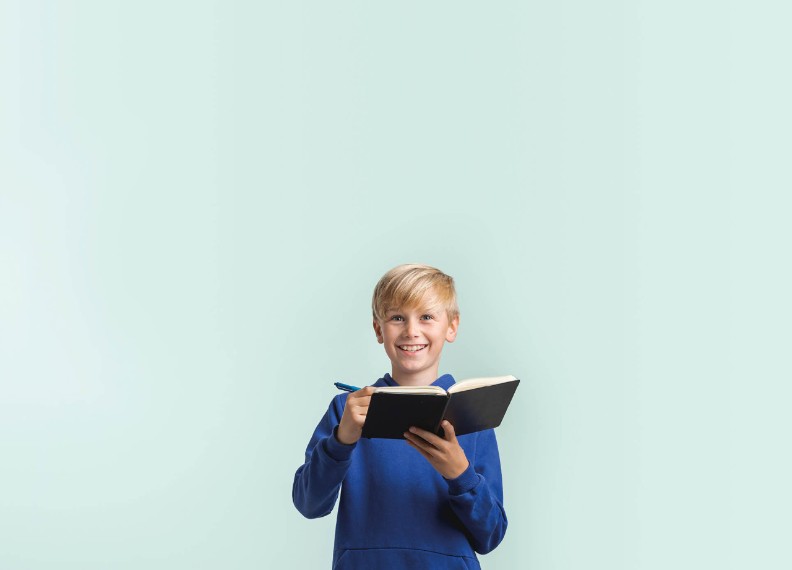 Een enthousiaste jongen leest een boek van het Makkelijk Lezen Plein
